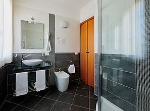 CAMERA JUNIOR SUITE-BAGNO.JPG